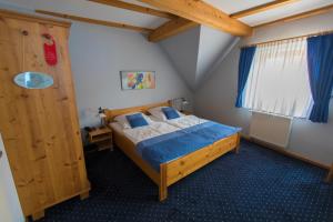 Uma cama ou camas num quarto em Hotel Blaue Blume