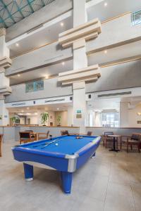 a pool table in the middle of a room at Casa Grande Delicias in Delicias