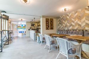 ein Esszimmer mit Holztischen und Stühlen in der Unterkunft St Anastasia Hotel in Burgas City