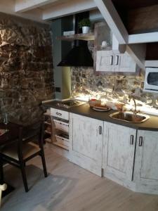 Una cocina o zona de cocina en Complejo Turístico L'oteru