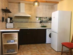 Una cocina con un frigorífico blanco y un lavavajillas. en Apartamento El Río 3, en Arroyo Frío 14 fotos más
