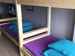 Bunk bed o mga bunk bed sa kuwarto sa He&Her Youth Hostel