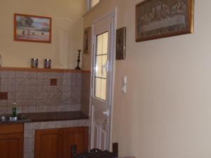 eine Küche mit einer Tür, einem Fenster und einem Waschbecken in der Unterkunft Traditional city house in Kalymnos