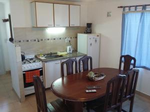 una cucina con un tavolo, un fornello e un frigorifero di Las Victorias 3 a San Carlos de Bariloche
