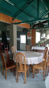 三義鄉的住宿－黃石山莊，桌子、桌子和桌子的房间的桌椅