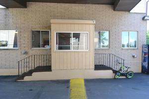 una bicicleta estacionada frente a un edificio en Latham Inn en Latham