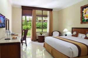 勒吉安The Jayakarta Bali Beach Resort的带一张大床和一扇窗户的卧室