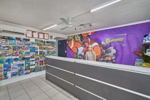 una tienda de comestibles con una gran pared con una caricatura en Getaway On Grafton, en Cairns