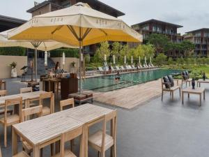 En restaurang eller annat matställe på 2 Bedroom Luxury Pool Penthouse at ATTA