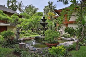 勒吉安The Jayakarta Bali Beach Resort的花园中央的喷泉