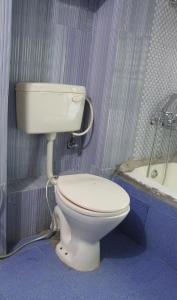 Kylpyhuone majoituspaikassa Tanu's homestay