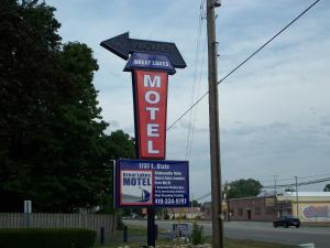 un cartel de motel sin vacantes al lado de una carretera en Great Lakes Motel, en Fremont