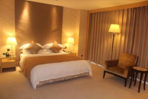 Ein Bett oder Betten in einem Zimmer der Unterkunft Wudang International Hotel