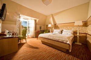 Łóżko lub łóżka w pokoju w obiekcie Garten-Hotel Ochensberger