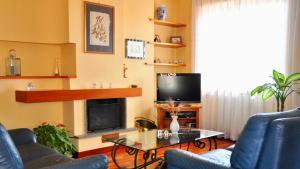 een woonkamer met een bank, een tafel en een televisie bij B&B La Casa di Giò in Casal Palocco