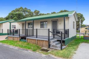 uma casa móvel com um telhado verde e escadas em Discovery Parks - Coogee Beach em Coogee