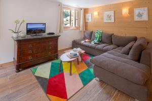 a living room with a couch and a colorful rug at Appartement La Creusettaz Happy Rentals in Chamonix-Mont-Blanc