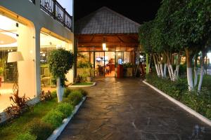 a walkway in front of a building at night at Hotel Villa de Valverde in Ica