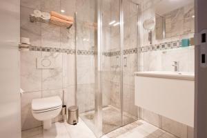 HerzeleにあるShangrilaherzeleのバスルーム(シャワー、トイレ、シンク付)