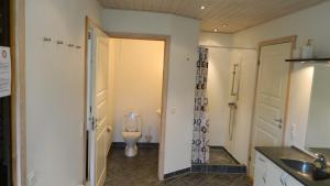 エーベルトフトにあるThree-Bedroom Holiday Home in Ebeltoftのバスルーム(トイレ、洗面台付)