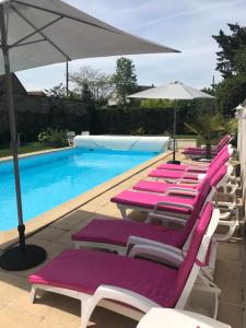 Πισίνα στο ή κοντά στο Logis Hotel Restaurant Le Cheval Blanc