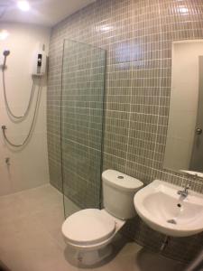 バンコクにある28 Placeのバスルーム(トイレ、洗面台付)