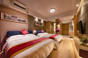 广州Heefun International Apartment - Zhujiang New Town FuLi Brand New World Plaza的酒店客房内的一排床位