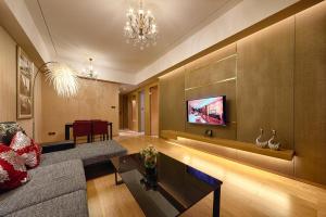 Heefun International Apartment - Zhujiang New Town FuLi Brand New World Plaza的电视和/或娱乐中心