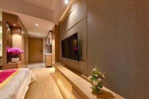 Heefun International Apartment - Zhujiang New Town FuLi Brand New World Plaza的电视和/或娱乐中心