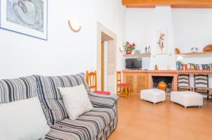 ein Wohnzimmer mit einem Sofa und einem Kamin in der Unterkunft Cas General in Portopetro
