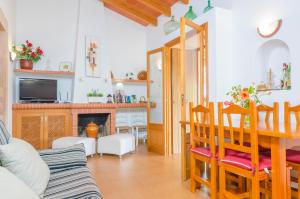 ein Wohnzimmer mit einem Tisch und einem Esszimmer in der Unterkunft Cas General in Portopetro