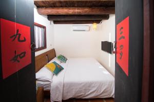 una piccola camera con un letto in una stanza di Patio Moonlight a Jincheng