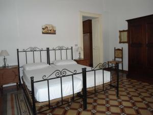 レウカにあるCasa Tipicaのベッドルーム(白いシーツを使用した大型ベッド1台付)