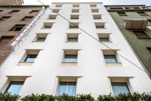 uma imagem de um edifício branco em 43 Station Hotel em Milão
