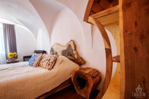 シギショアラにあるCasa Otto Sighisoaraのベッドルーム1室(ベッド1台、ログオン付)