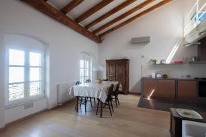 eine Küche und ein Esszimmer mit einem Tisch und Stühlen in der Unterkunft La Casa Rossa in Lerici