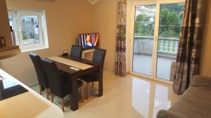 TV a/nebo společenská místnost v ubytování Apartments Lena