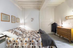 - une chambre avec un lit et une commode dans l'établissement Vintage by Cocoonr, à Rennes