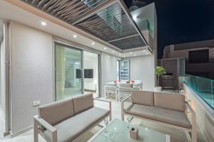 Bazén v ubytování Aenaon Seaview Villa nebo v jeho okolí