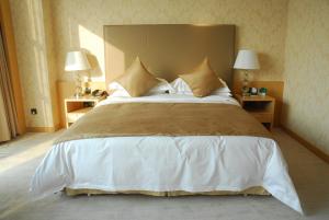 Ein Bett oder Betten in einem Zimmer der Unterkunft Wudang International Hotel