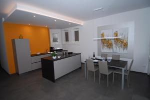 a kitchen and dining room with a table and chairs at Torilan in Terlano