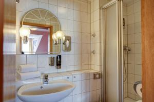 un bagno con lavandino e specchio di Hafner Hotel Apartment Self Check-In Anytime a Stoccarda
