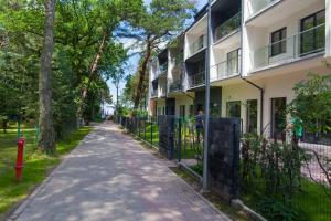 an empty street in front of a building at Dwie Sosny - Apartament 48 in Ustronie Morskie