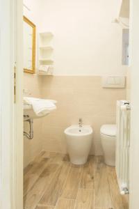 biała łazienka z umywalką i toaletą w obiekcie The Green Carpet w mieście La Spezia
