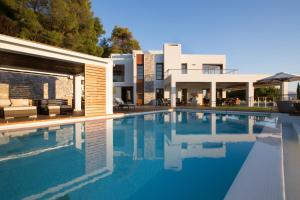 ハニア・タウンにあるVilla Terra Creta, Luxury Retreat & Private Spaの家の前の大型スイミングプール