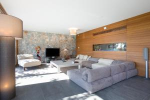 ハニア・タウンにあるVilla Terra Creta, Luxury Retreat & Private Spaのリビングルーム(ソファ、テーブル付)