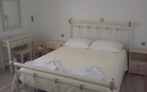 Un pat sau paturi într-o cameră la Vasiliki's House