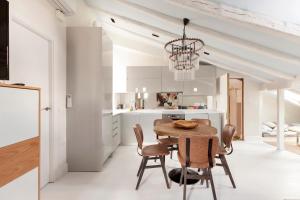 a kitchen and dining room with a table and chairs at Casa Malasaña in Madrid