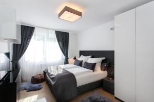 a bedroom with a bed and a window at Main Apartment Frankfurt Offenbach in Offenbach