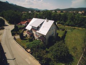 an overhead view of a house with solar panels on it at Apartman Belin Ogulin in Ogulin